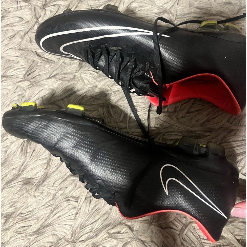 Nike soccer cleats YOUTH 5.5